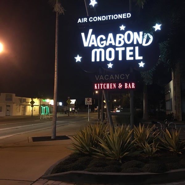 Foto diambil di Vagabond Hotel Miami oleh LondonJamFactor pada 10/18/2016