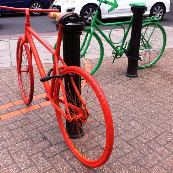 รูปภาพถ่ายที่ Machine Cycling Café/Bike Shop and Repairs โดย LondonJamFactor เมื่อ 8/15/2013
