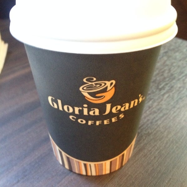 Снимок сделан в Gloria Jean&#39;s Coffees пользователем Jo C. 2/14/2014