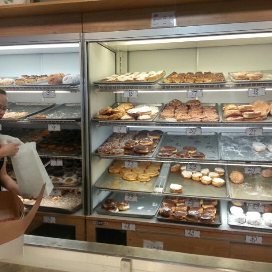 12/8/2012에 Edith P.님이 National Bakery and Deli에서 찍은 사진