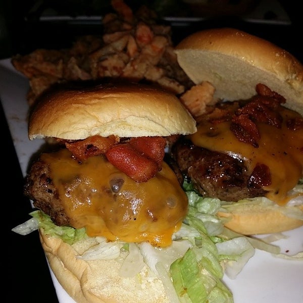 7/4/2014 tarihinde Cindy U.ziyaretçi tarafından The Burger Bistro'de çekilen fotoğraf