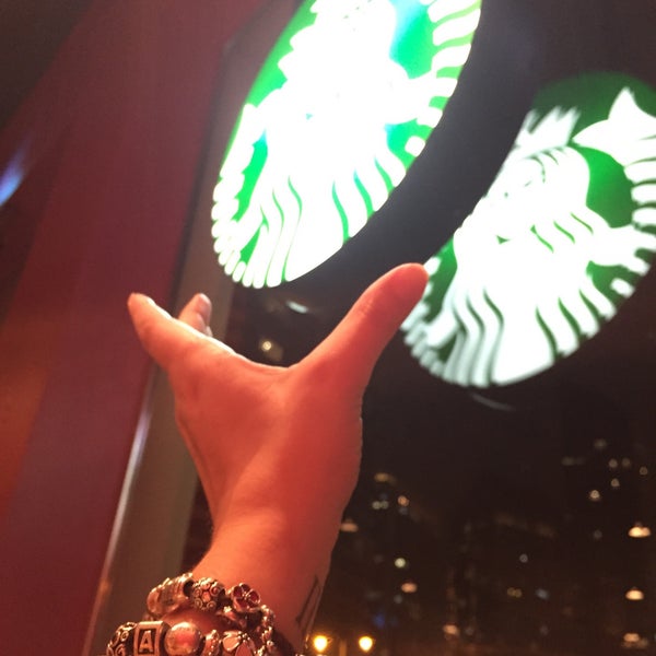 Das Foto wurde bei Starbucks von Ana L. am 7/13/2015 aufgenommen