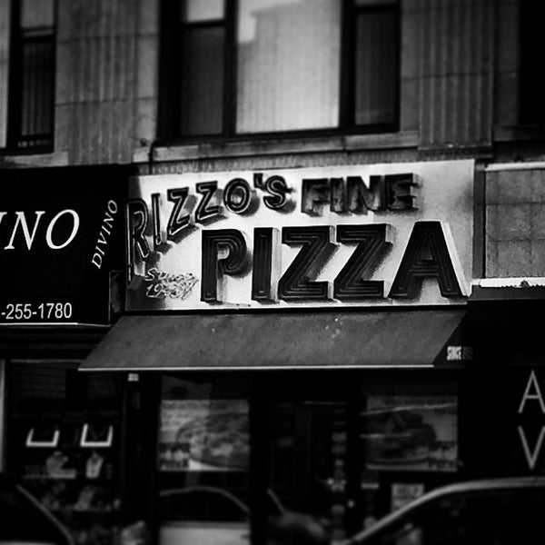 Foto tomada en Rizzo&#39;s Fine Pizza  por Justin S. el 9/20/2014