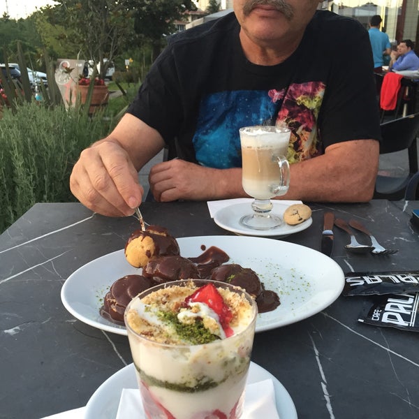 7/8/2015 tarihinde Nurdan Ç.ziyaretçi tarafından Cafe Palas Ataşehir'de çekilen fotoğraf