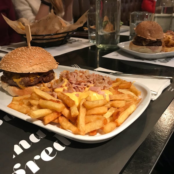 Foto tirada no(a) The Burger Joint por Katia V. em 2/5/2018