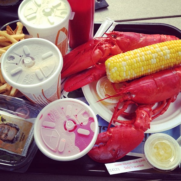 Снимок сделан в Jake&#39;s Seafood Restaurant пользователем Julie G. 7/28/2013