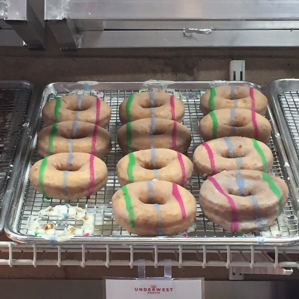 12/15/2015 tarihinde Eugene Y.ziyaretçi tarafından Underwest Donuts'de çekilen fotoğraf
