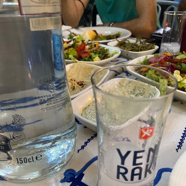 Foto diambil di Cemil Baba Balık Restaurant oleh Ayhan Sezer Ş. pada 10/2/2021