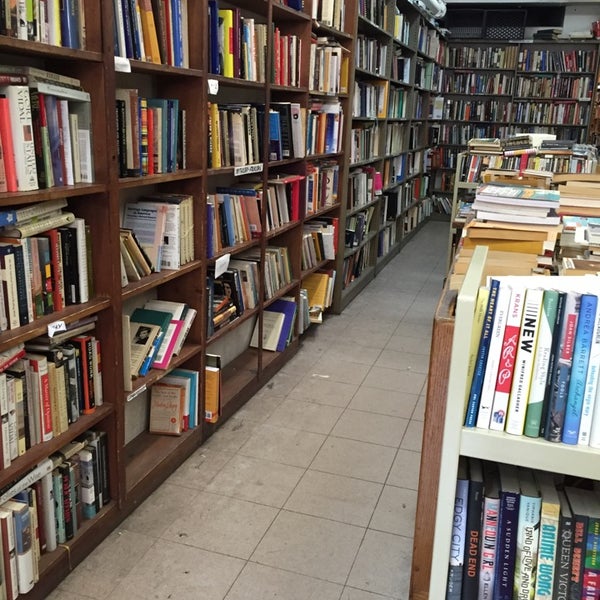 Foto tirada no(a) Mercer Street Books por Cici L. em 10/10/2014