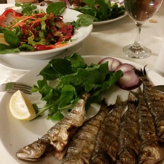 Foto tomada en Akçakoca Nosta Balık Restaurant  por Ayşe K. el 10/19/2014