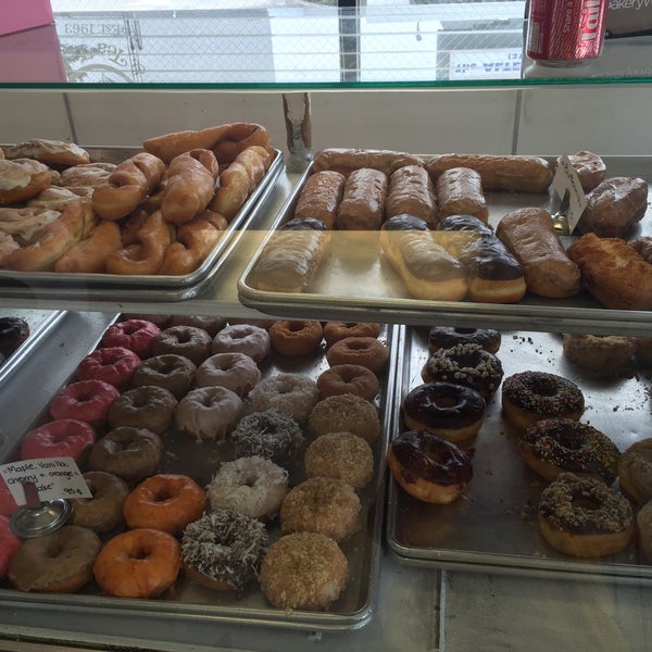 Снимок сделан в Primo&#39;s Donuts пользователем Taza A. 9/21/2015