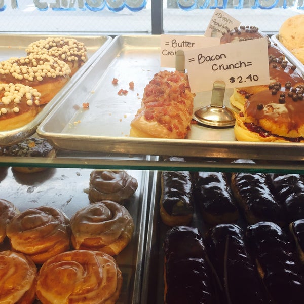 รูปภาพถ่ายที่ Primo&#39;s Donuts โดย Taza A. เมื่อ 6/13/2015