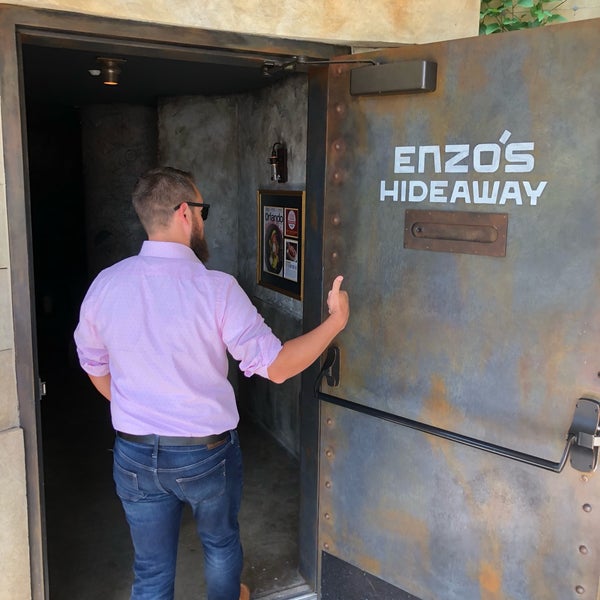 Снимок сделан в Enzo&#39;s Hideaway Tunnel Bar пользователем Jesse C. 9/25/2019