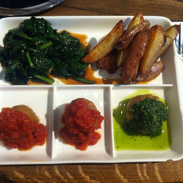 รูปภาพถ่ายที่ MEATBALLS โดย Clive R. เมื่อ 7/1/2013