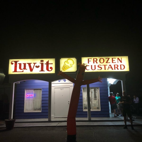 Das Foto wurde bei Luv-It Frozen Custard von jennifer am 7/2/2018 aufgenommen