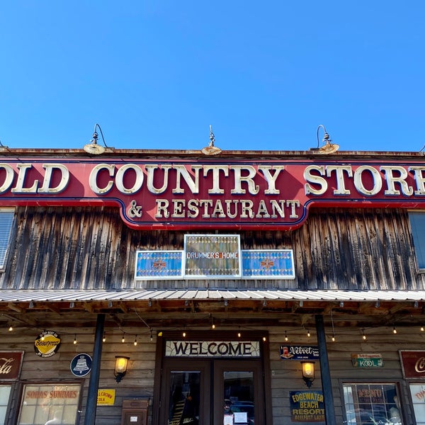 Foto scattata a Brooks Shaw&#39;s Old Country Store &amp; Restaurant da Elaine C. il 10/17/2020