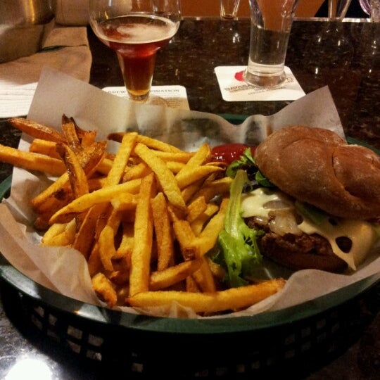Foto scattata a Green Room Burgers &amp; Beer da galen k. il 10/12/2012