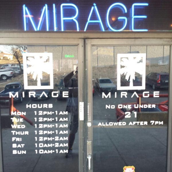 Foto tirada no(a) Mirage Cafe &amp; Sports Bar por Jeff D. em 3/21/2014
