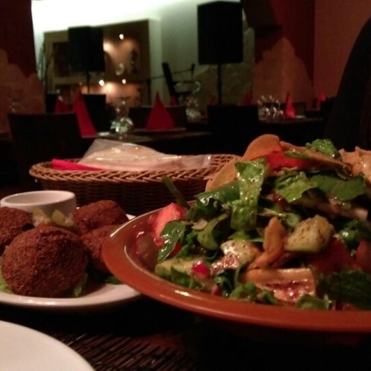 3/26/2015 tarihinde Michael K.ziyaretçi tarafından Sahara Lebanese Restaurant'de çekilen fotoğraf