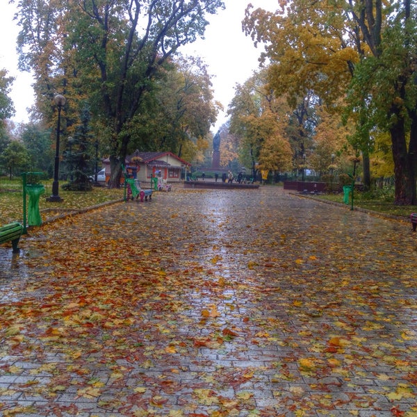 10/21/2015 tarihinde Olya V.ziyaretçi tarafından Парк ім. Тараса Шевченка'de çekilen fotoğraf