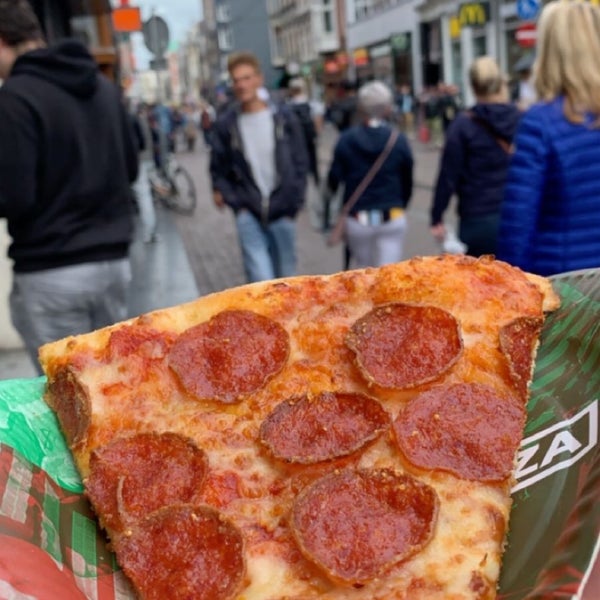 Foto diambil di New York Pizza oleh Abdullah Alnaeem pada 8/18/2019