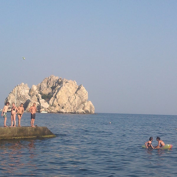 Пляж гуровские камни в гурзуфе