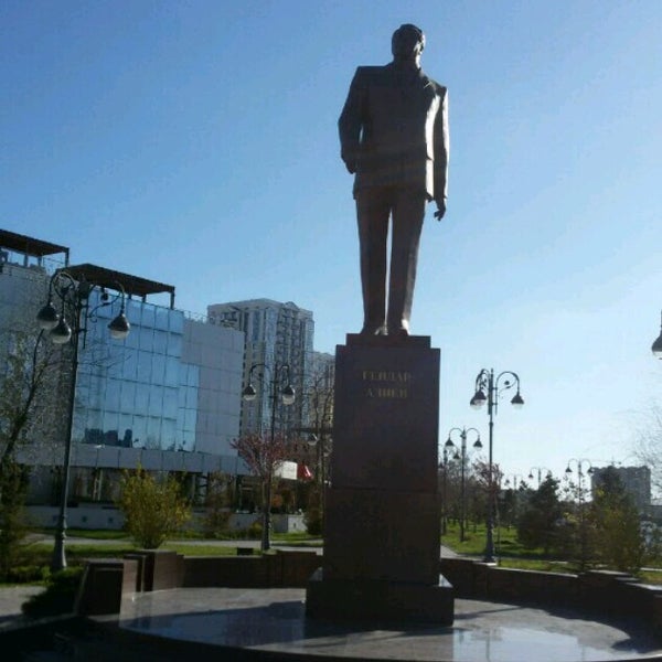 Памятник пятикратному чемпиону мира Али Алиеву
