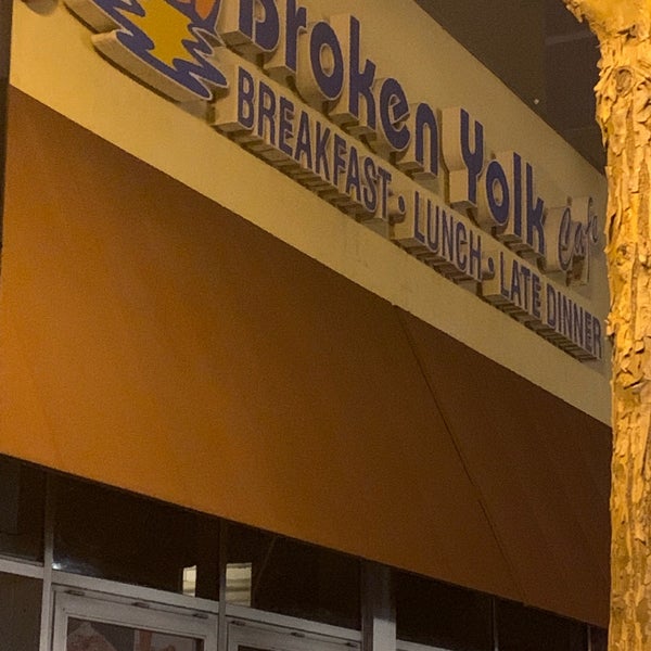 Foto tomada en Broken Yolk Cafe  por Ramone T. el 2/10/2019