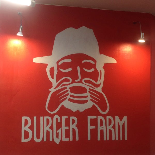 Foto tirada no(a) Burger Farm por Karina I. em 2/17/2016