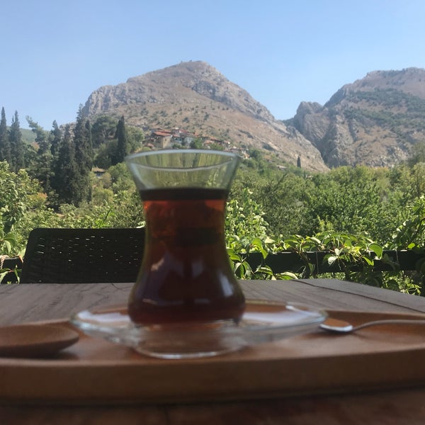 Das Foto wurde bei Loca Plus Cafe &amp; Bistro von Oğuz G. am 8/19/2018 aufgenommen