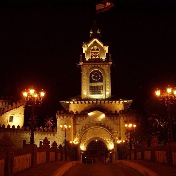Foto diambil di Puerta de la Ciudad oleh Boris V. pada 11/8/2013