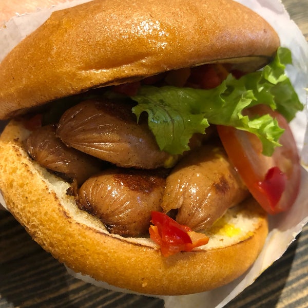 Photo taken at Shake Shack by Raquel M. on 6/17/2019