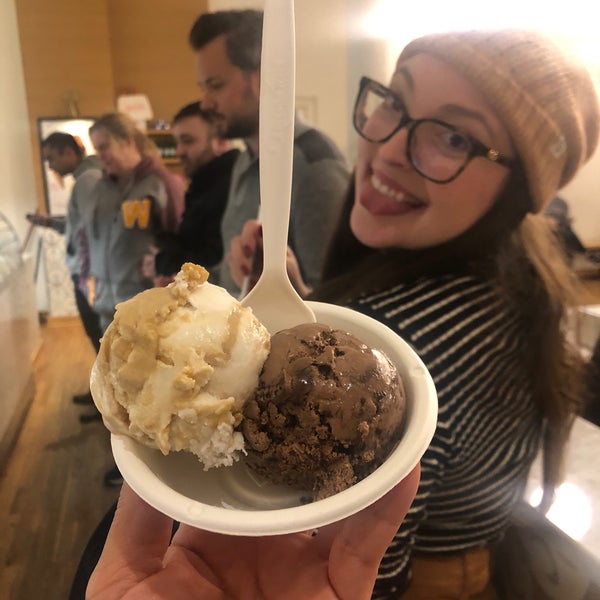 10/31/2019 tarihinde Raquel M.ziyaretçi tarafından Jeni&#39;s Splendid Ice Creams'de çekilen fotoğraf