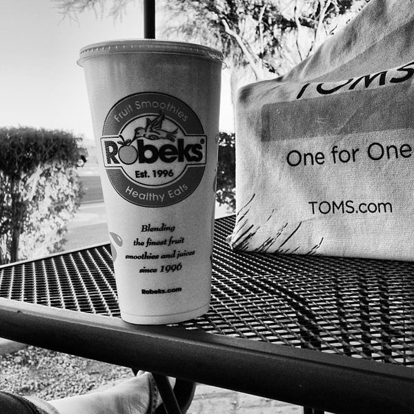 Photo taken at Robeks Fresh Juices &amp; Smoothies by Raquel M. on 10/2/2013
