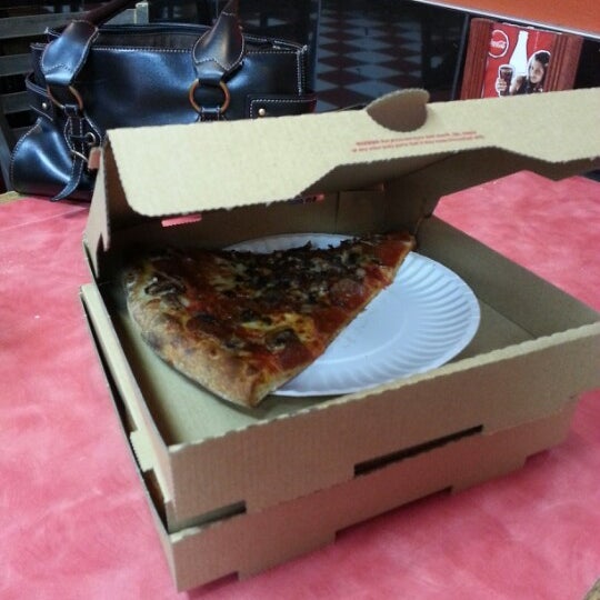 รูปภาพถ่ายที่ Joe’s New York Pizza โดย Jon S. เมื่อ 1/14/2013