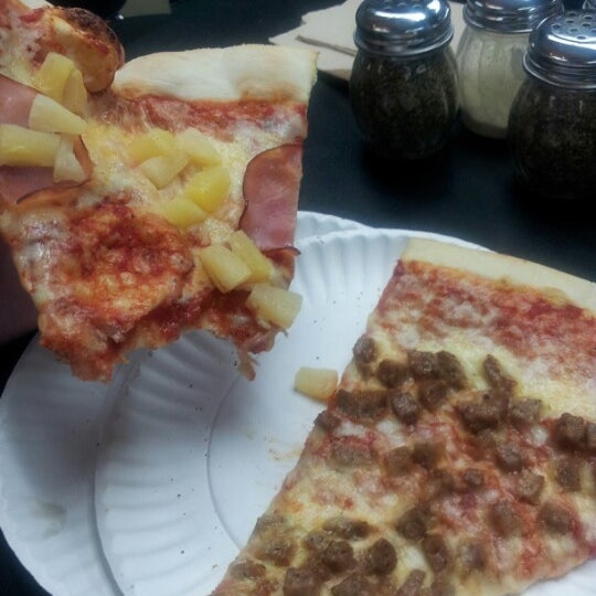11/4/2012にJon S.がSlices Pizzaで撮った写真