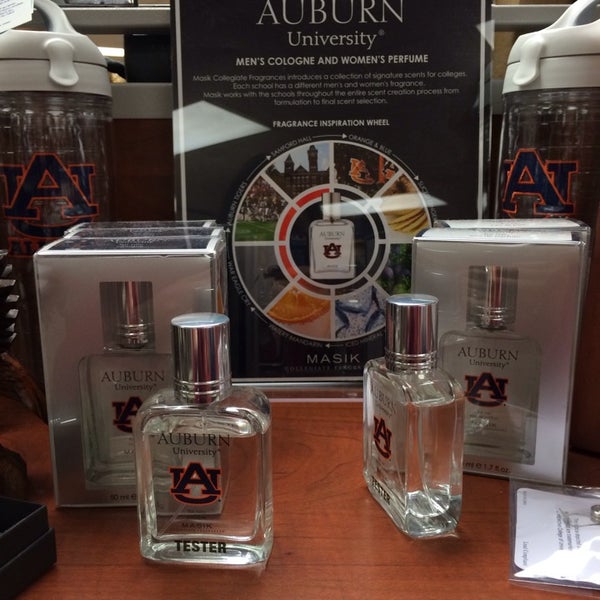 Foto tirada no(a) Auburn University Bookstore por Margot V. em 11/12/2013