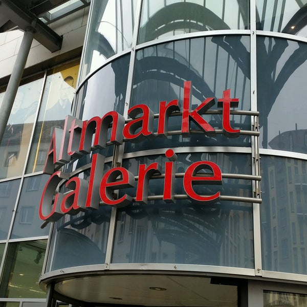 2/18/2017 tarihinde Kačka L.ziyaretçi tarafından Altmarkt-Galerie'de çekilen fotoğraf