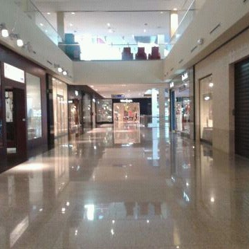 Un centro comercial del tamaño justo para la ciudad... Lástima que últimamente estén cerrando  muchas tiendas.