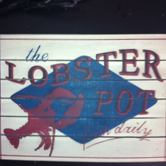 Снимок сделан в Lobster Pot Restaurant пользователем Millie G. 7/21/2012