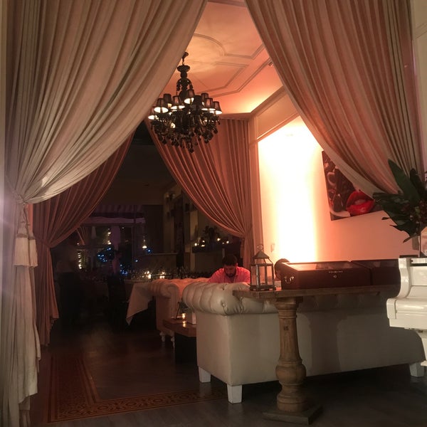 Foto tirada no(a) Villa Azur Restaurant and Lounge por Khalid em 9/1/2017