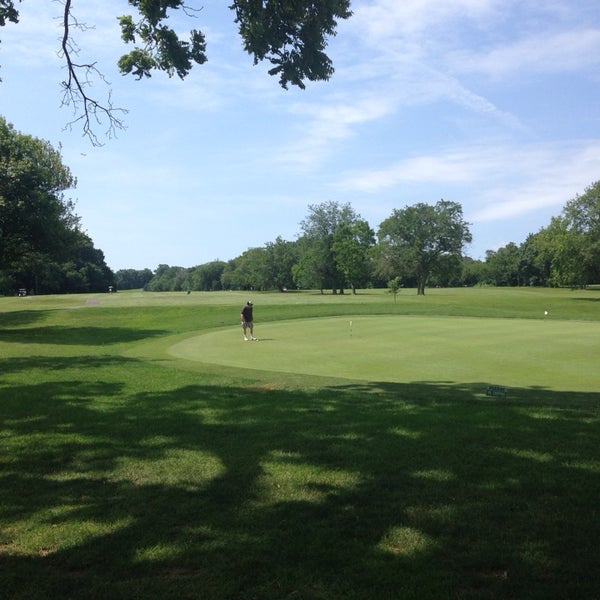 Foto tirada no(a) Clearview Park Golf Course por Reggie A. em 6/24/2014