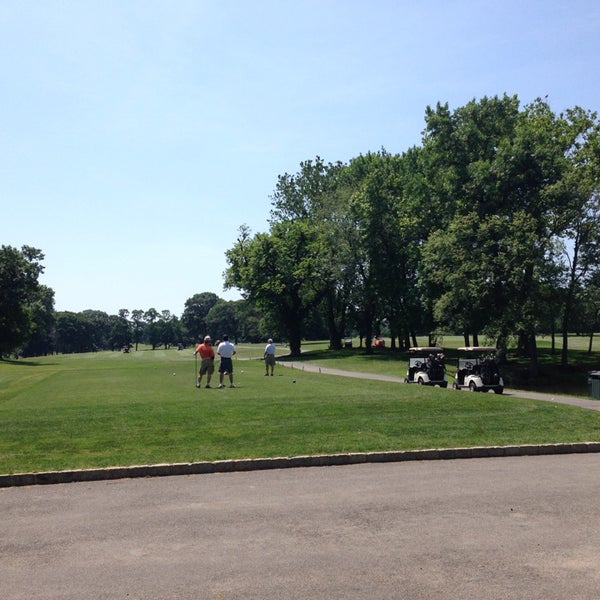 Foto tirada no(a) Clearview Park Golf Course por Reggie A. em 7/1/2014