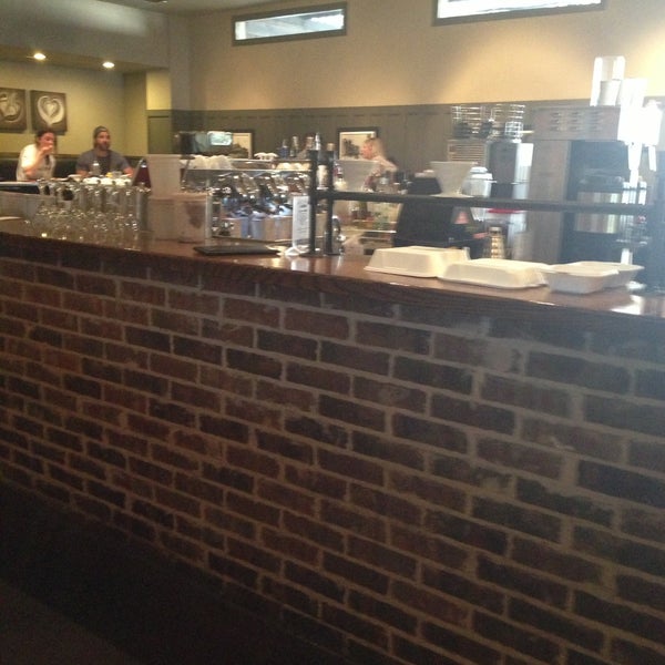 Das Foto wurde bei Coffee House Cafe von V A. am 5/11/2013 aufgenommen