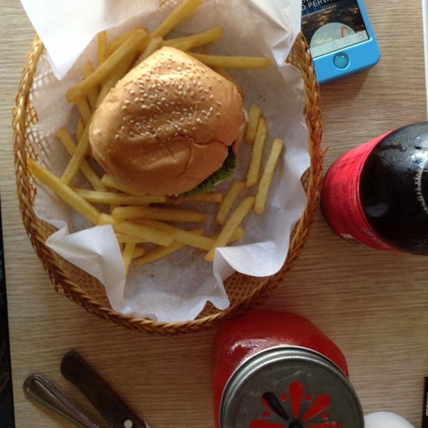 8/9/2014にMICAHがStuff Over Burger Cafeで撮った写真