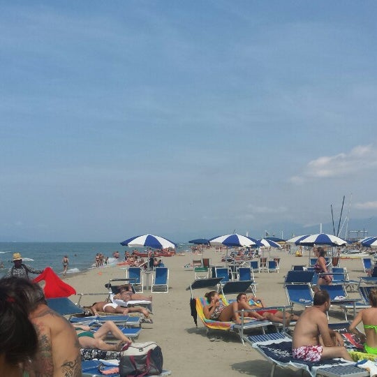 Sehr schöner Strand ! Eine liege mit schirm kostet 7 Euro!