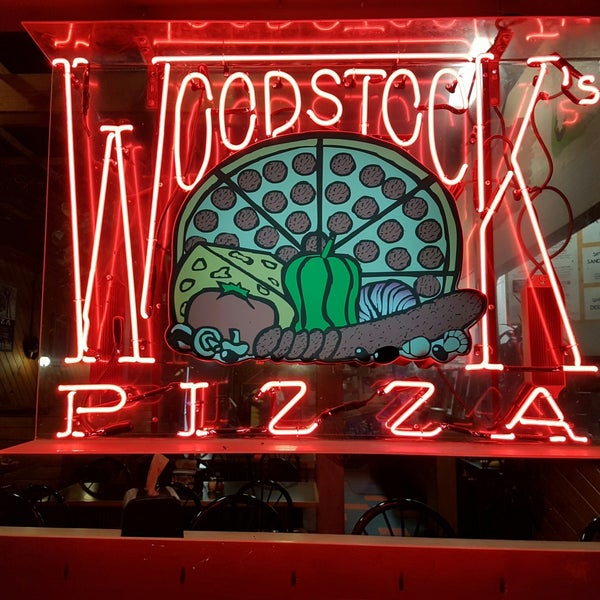 Foto scattata a Woodstock&#39;s Pizza da Johan W. il 9/6/2018