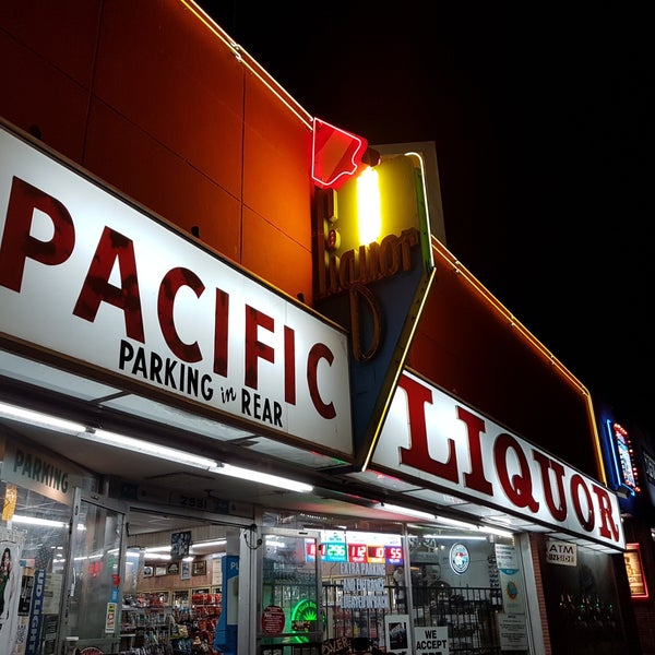 รูปภาพถ่ายที่ Pacific Liquor โดย Johan W. เมื่อ 1/15/2019