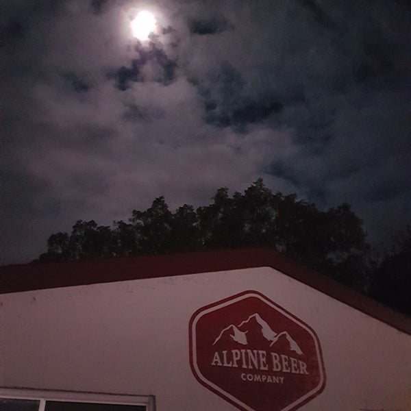 รูปภาพถ่ายที่ Alpine Beer Company โดย Johan W. เมื่อ 1/17/2019