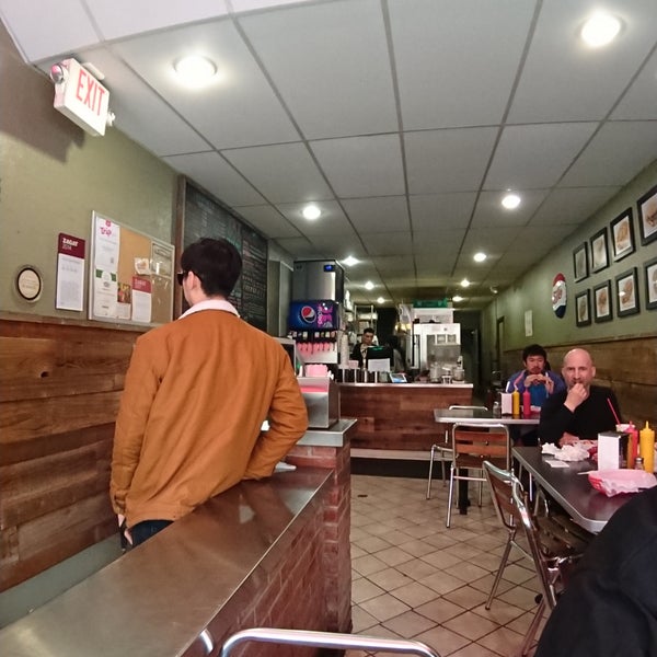 Photo taken at Pearl&#39;s Deluxe Burgers by Johan W. on 1/15/2018